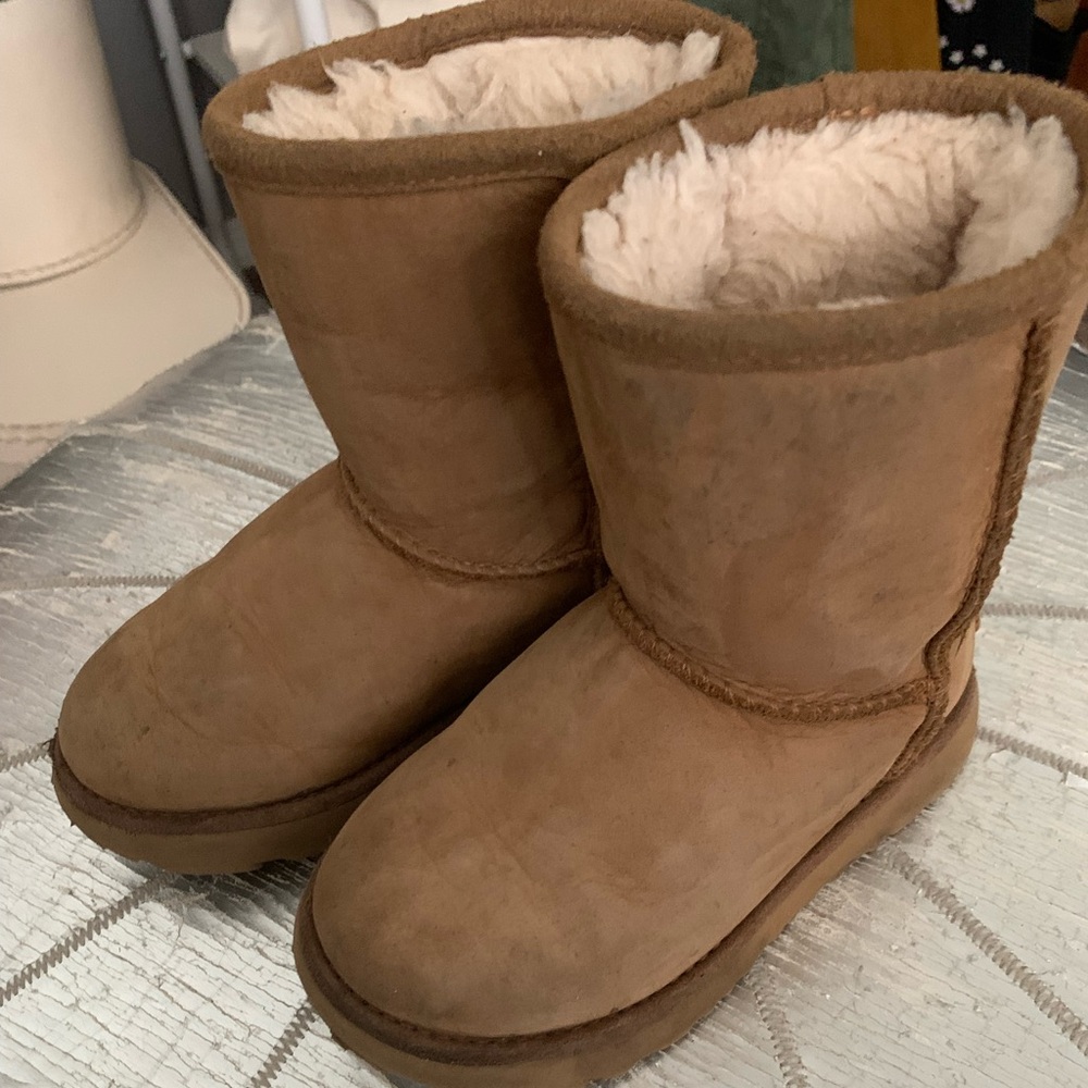 Ugg size toddler 9 used but still lots of use in them.
